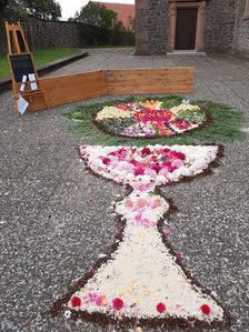 Auch die Goki's haben zur Vorabendmesse in Ulmbach einen Blumenteppich gelegt. - Weitere interessante Beiträge und Videos auch bei unseren Kindern auf der Kinderseite.